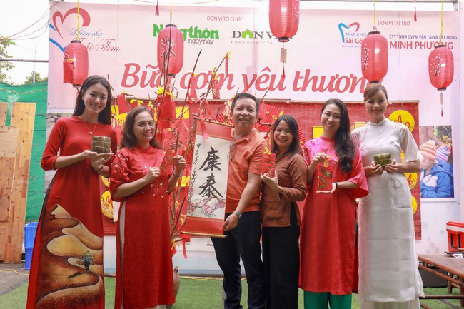 Khoảnh khắc Á hậu Bùi Khánh Linh, Đào Thị Hiền rạng rỡ ăn mừng sau "bữa cơm tất niên" với bệnh nhân nghèo- Ảnh 1.