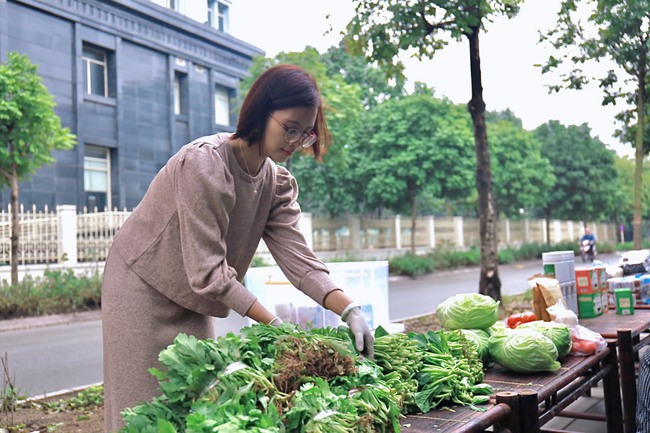 Á hậu Bùi Khánh Linh, Đào Thị Hiền giản dị trong tà áo dài trao tặng bánh chưng và bữa cơm miễn phí- Ảnh 36.