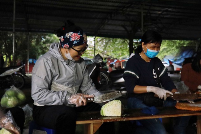 Á hậu Bùi Khánh Linh, Đào Thị Hiền giản dị trong tà áo dài trao tặng bánh chưng và bữa cơm miễn phí- Ảnh 38.