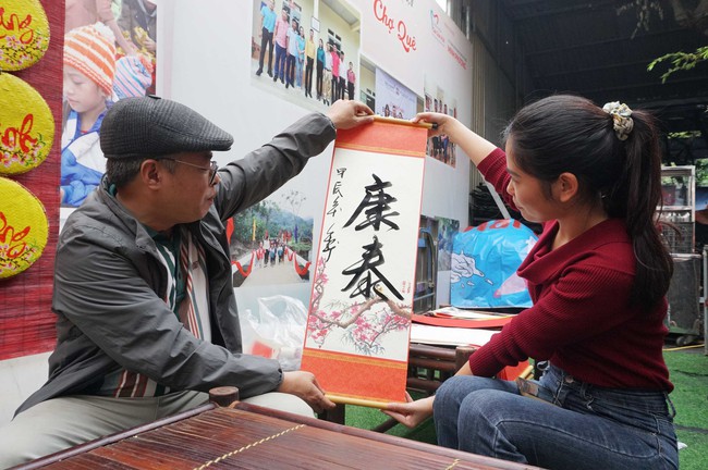 Á hậu Bùi Khánh Linh, Đào Thị Hiền giản dị trong tà áo dài trao tặng bánh chưng và bữa cơm miễn phí- Ảnh 20.