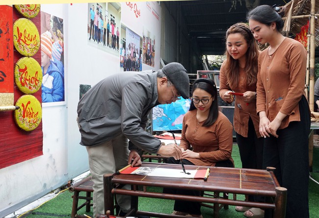 Á hậu Bùi Khánh Linh, Đào Thị Hiền giản dị trong tà áo dài trao tặng bánh chưng và bữa cơm miễn phí- Ảnh 25.