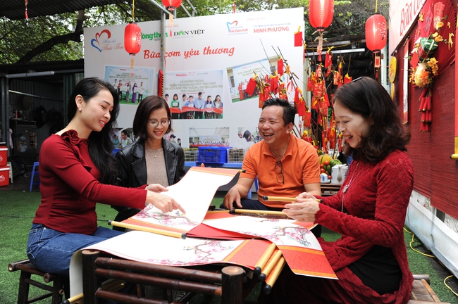 Á hậu Bùi Khánh Linh, Đào Thị Hiền giản dị trong tà áo dài trao tặng bánh chưng và bữa cơm miễn phí- Ảnh 19.