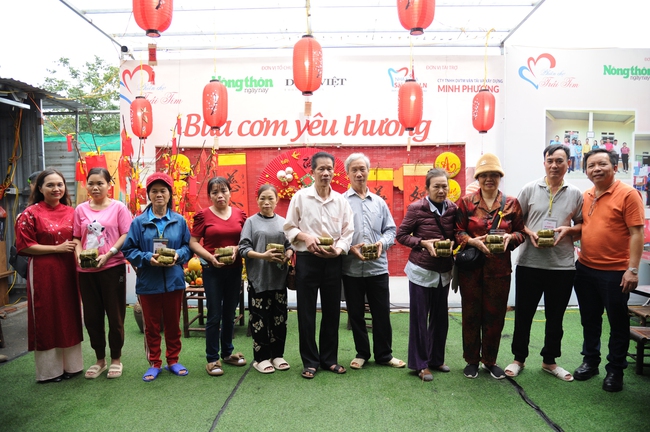 Á hậu Bùi Khánh Linh, Đào Thị Hiền giản dị trong tà áo dài trao tặng bánh chưng và bữa cơm miễn phí- Ảnh 4.