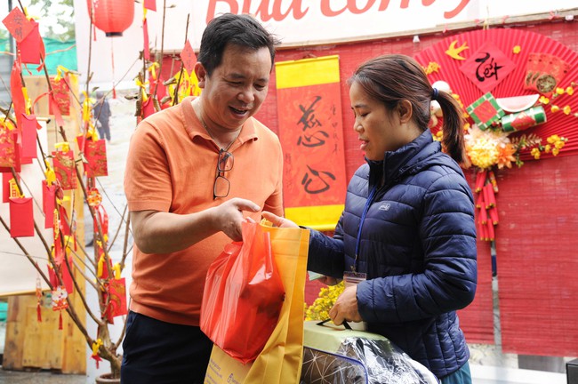 Á hậu Bùi Khánh Linh, Đào Thị Hiền giản dị trong tà áo dài trao tặng bánh chưng và bữa cơm miễn phí- Ảnh 6.