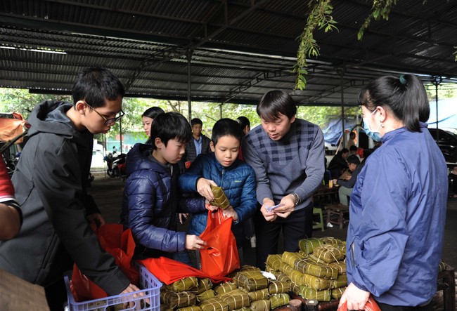 Á hậu Bùi Khánh Linh, Đào Thị Hiền giản dị trong tà áo dài trao tặng bánh chưng và bữa cơm miễn phí- Ảnh 13.