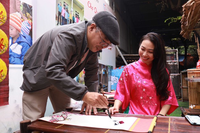 Á hậu Bùi Khánh Linh, Đào Thị Hiền giản dị trong tà áo dài trao tặng bánh chưng và bữa cơm miễn phí- Ảnh 21.