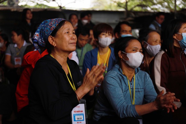 Á hậu Bùi Khánh Linh, Đào Thị Hiền giản dị trong tà áo dài trao tặng bánh chưng và bữa cơm miễn phí- Ảnh 8.