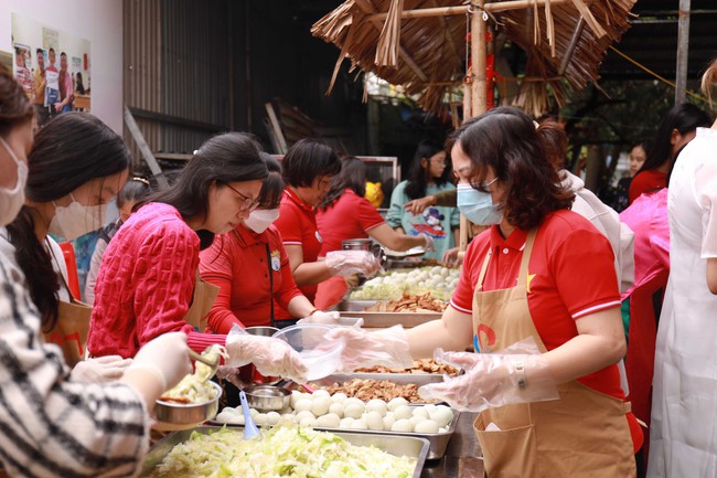 Á hậu Bùi Khánh Linh, Đào Thị Hiền giản dị trong tà áo dài trao tặng bánh chưng và bữa cơm miễn phí- Ảnh 14.