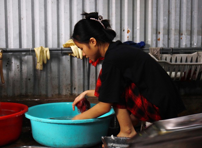 Á hậu Bùi Khánh Linh, Đào Thị Hiền giản dị trong tà áo dài trao tặng bánh chưng và bữa cơm miễn phí- Ảnh 17.