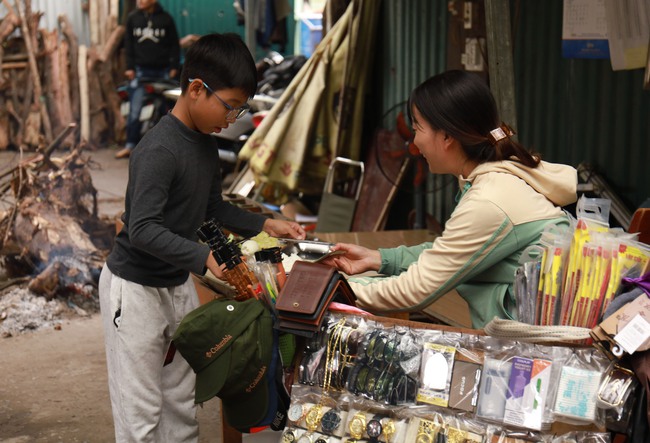 Á hậu Bùi Khánh Linh, Đào Thị Hiền giản dị trong tà áo dài trao tặng bánh chưng và bữa cơm miễn phí- Ảnh 12.