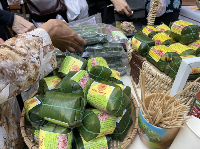 Người Sài Gòn xuống phố mua đặc sản quê ăn Tết- Ảnh 4.