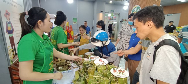 Người Sài Gòn xuống phố mua đặc sản quê ăn Tết- Ảnh 8.