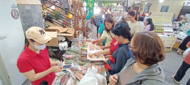 Người Sài Gòn xuống phố mua đặc sản quê ăn Tết- Ảnh 2.