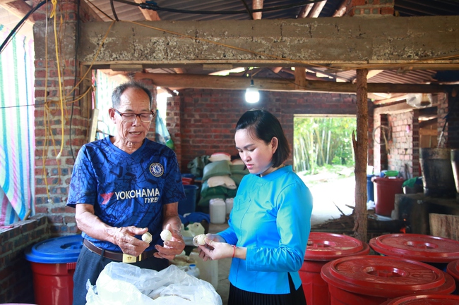 Một gia đình người dân tộc Sán Chỉ 4 đời nối kế nhau ủ men lá cho ra những mẻ rượu đắm say lòng người- Ảnh 1.