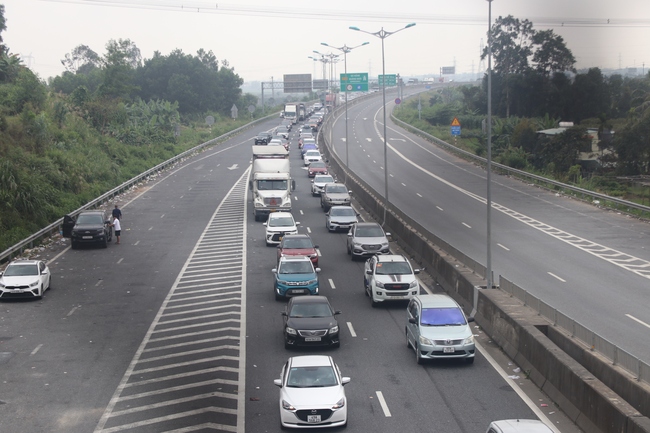 Cận Tết, lượng xe tăng gấp 3 lần, cao tốc Đà Nẵng - Quảng Ngãi ùn tắc nghiêm trọng- Ảnh 1.