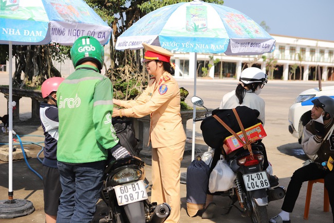 Bình Định: CSGT "tuýt còi" và hành động tử tế với người dân đi xe máy đường dài về quê ăn Tết - Ảnh 6.