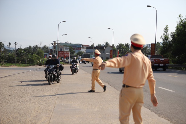 Bình Định: CSGT "tuýt còi" và hành động tử tế với người dân đi xe máy đường dài về quê ăn Tết - Ảnh 10.