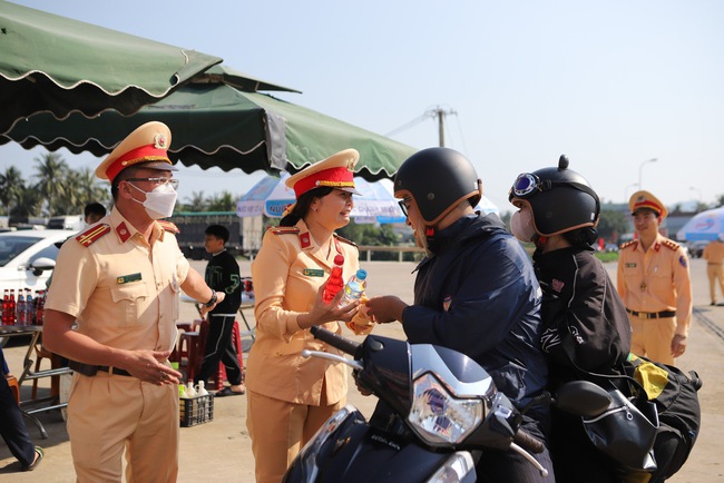 Bình Định: CSGT "tuýt còi" và hành động tử tế với người dân đi xe máy đường dài về quê ăn Tết - Ảnh 4.