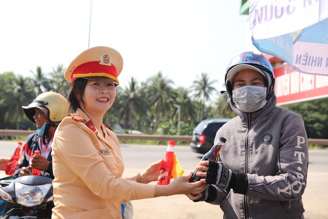 Bình Định: CSGT "tuýt còi" và hành động tử tế với người dân đi xe máy đường dài về quê ăn Tết - Ảnh 1.