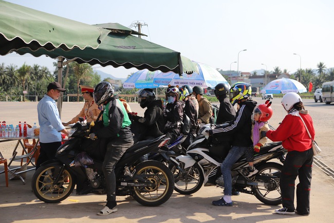 Bình Định: CSGT "tuýt còi" và hành động tử tế với người dân đi xe máy đường dài về quê ăn Tết - Ảnh 9.
