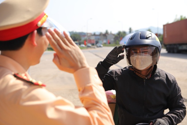 Bình Định: CSGT "tuýt còi" và hành động tử tế với người dân đi xe máy đường dài về quê ăn Tết - Ảnh 7.
