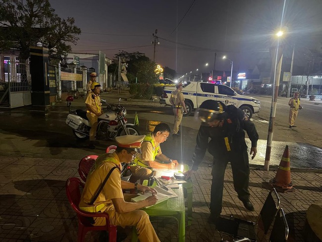 CSGT Bình Định xử lý nồng độ cồn "không vùng cấm, không ngoại lệ và không ngày nghỉ"- Ảnh 5.