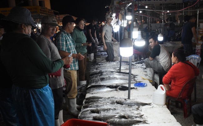 Chợ cá lớn nhất Đà Nẵng tấp nập từ tờ mờ sáng 30 Tết