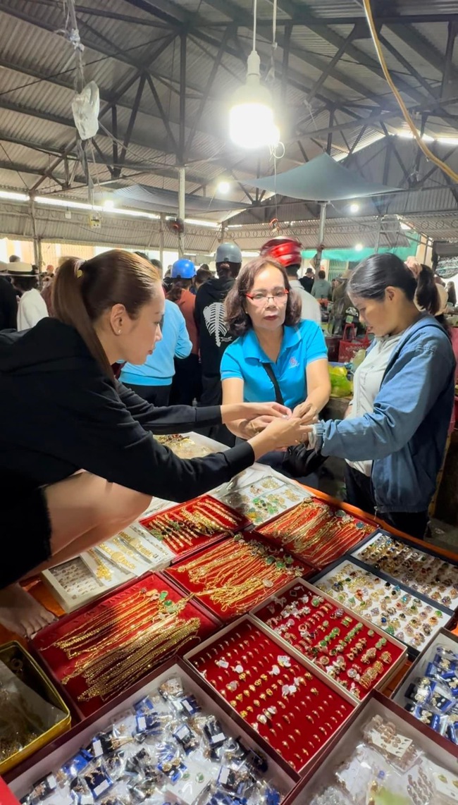 Hoa hậu Lê Hoàng Phương gây "choáng" khi ra chợ bán vàng giúp mẹ trong ngày 30 Tết- Ảnh 4.