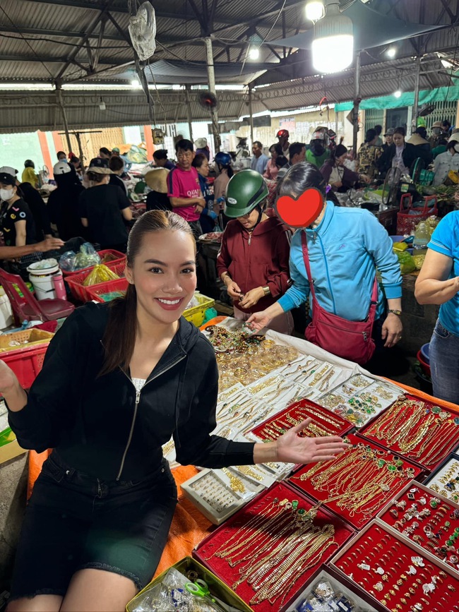 Hoa hậu Lê Hoàng Phương gây "choáng" khi ra chợ bán vàng giúp mẹ trong ngày 30 Tết- Ảnh 3.