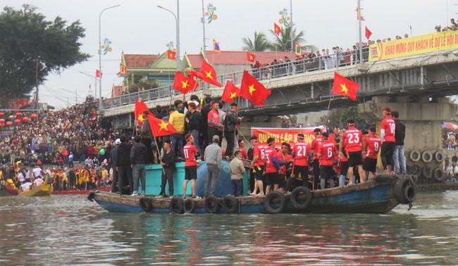 Dòng sông Mai Giang chảy qua thị xã nào của Nghệ An, có lễ hội gì mà vạn người trên bờ cổ vũ?- Ảnh 2.