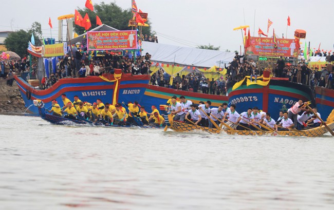 Dòng sông Mai Giang chảy qua thị xã nào của Nghệ An, có lễ hội gì mà vạn người trên bờ cổ vũ?- Ảnh 12.