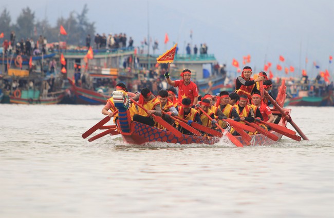 Dòng sông Mai Giang chảy qua thị xã nào của Nghệ An, có lễ hội gì mà vạn người trên bờ cổ vũ?- Ảnh 4.