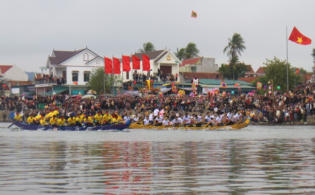 Dòng sông Mai Giang chảy qua thị xã nào của Nghệ An, có lễ hội gì mà vạn người trên bờ cổ vũ?- Ảnh 11.