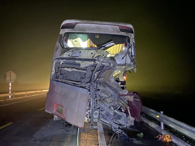 Lại xảy ra tai nạn trên cao tốc Cam Lộ- La Sơn khiến 6 người thương vong - Ảnh 1.