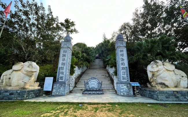 Đền Choọng ở Nghệ An với chuyện tình Nàng Tóc Thơm khiến vị tướng tài đào đất thành núi- Ảnh 1.