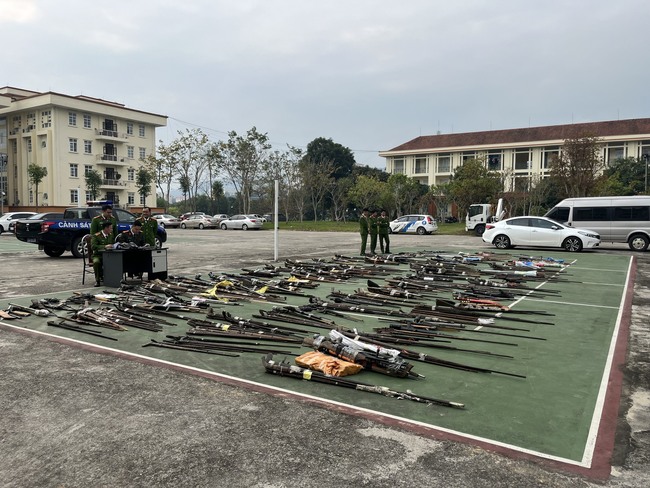 Hơn 400 vũ khí tự chế và công cụ hỗ trợ được bàn giao cho Công an tỉnh Lào Cai- Ảnh 1.