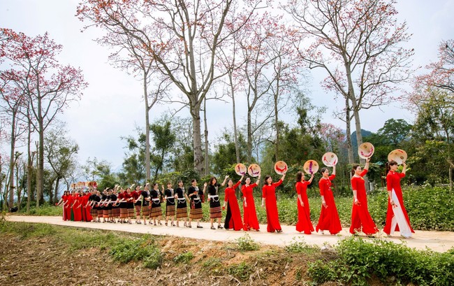 Ở một xã của tỉnh Nghệ An có con đường hoa gạo đỏ rực, người ta kéo đến quay phim, chụp ảnh- Ảnh 9.