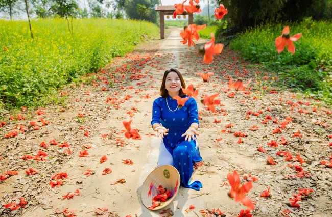 Ở một xã của tỉnh Nghệ An có con đường hoa gạo đỏ rực, người ta kéo đến quay phim, chụp ảnh- Ảnh 8.