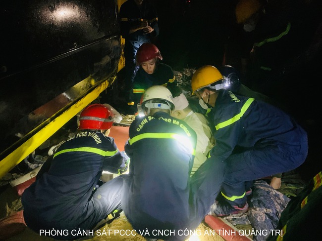Lật xe khách ở Quảng Trị, 13 hành khách bị thương- Ảnh 3.