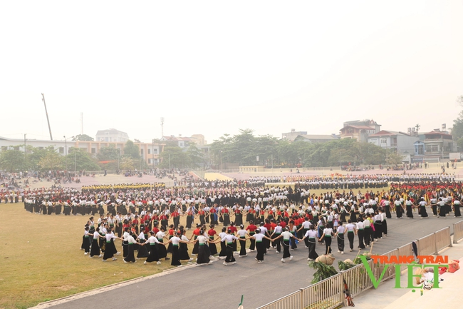 Hơn 2.000 diễn viên trình diễn xòe Thái tại Điện Biên- Ảnh 1.