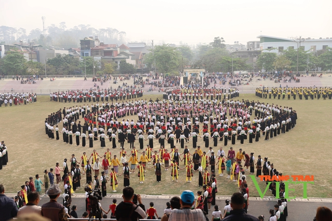 Hơn 2.000 diễn viên trình diễn xòe Thái tại Điện Biên- Ảnh 2.