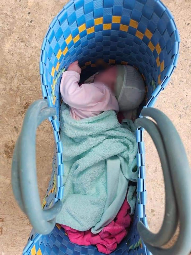 Bé gái sơ sinh được đặt trong chiếc giỏ xách, bỏ rơi tại chùa- Ảnh 1.