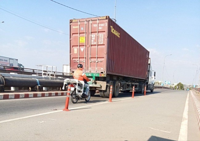 TP.HCM: Bị cấm lưu thông để sửa chữa cầu Bình Phước 1, xe khách và xe tải vẫn chạy ầm ầm - Ảnh 1.