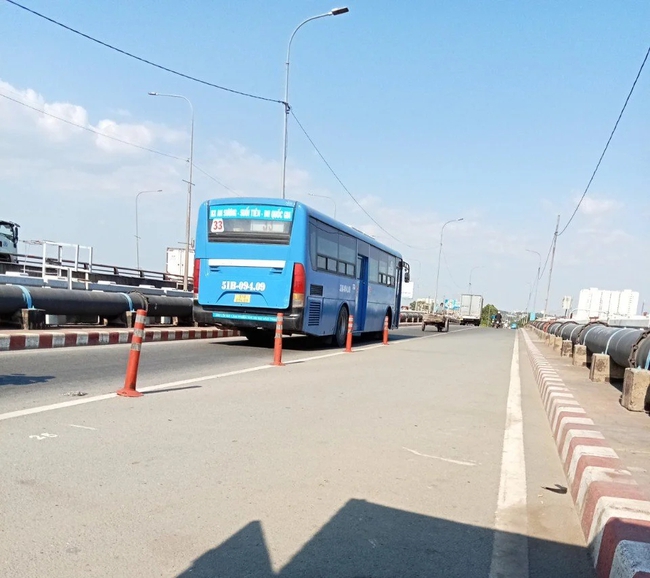 TP.HCM: Bị cấm lưu thông để sửa chữa cầu Bình Phước 1, xe khách và xe tải vẫn chạy ầm ầm - Ảnh 2.