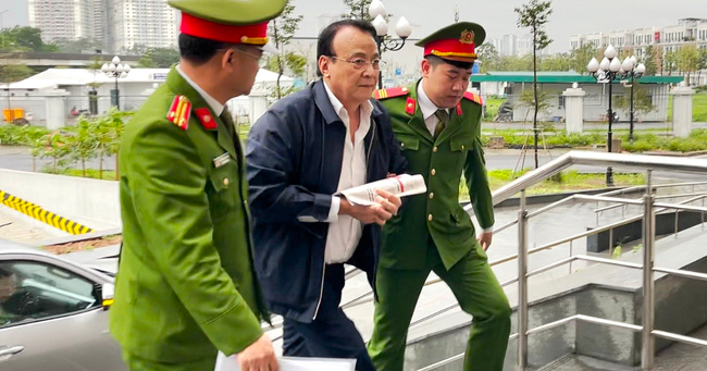 Hơn 1.200 bị hại viết đơn xin giúp giảm án, bố con Chủ tịch Tân Hoàng Minh có được khoan hồng đặc biệt?- Ảnh 1.
