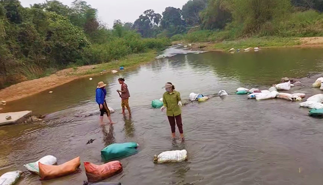 Một xã vùng cao ở Nghệ An lắp "mắt thần" giám sát tại khe suối, ngăn tình trạng xả rác bừa bãi- Ảnh 2.