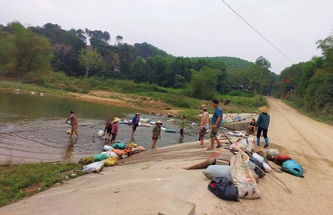 Một xã vùng cao ở Nghệ An lắp "mắt thần" giám sát tại khe suối, ngăn tình trạng xả rác bừa bãi- Ảnh 4.