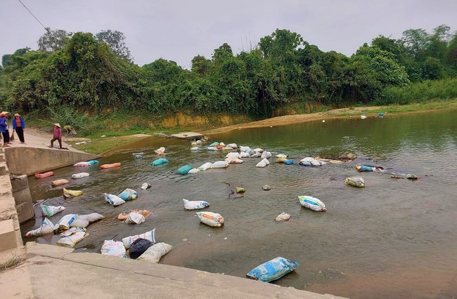 Một xã vùng cao ở Nghệ An lắp "mắt thần" giám sát tại khe suối, ngăn tình trạng xả rác bừa bãi- Ảnh 1.