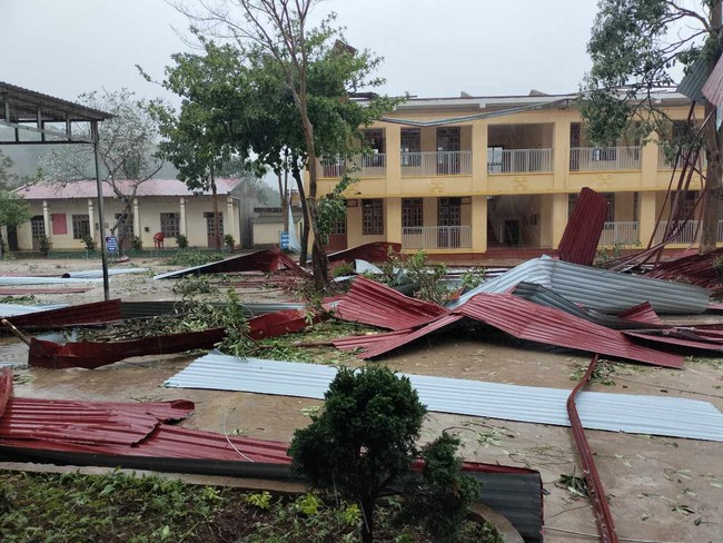 Mưa đá, giông lốc bất ngờ ập tới thổi bay mái nhà dân sinh, mái trường học ở Sơn La - Ảnh 2.