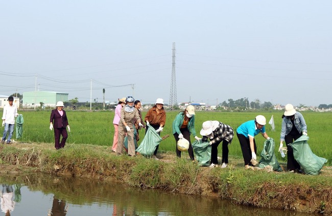 Hội Nông dân Thừa Thiên Huế tổ chức ra quân thu gom, xử lý rác thải, bao bì thuốc bảo vệ thực vật- Ảnh 2.